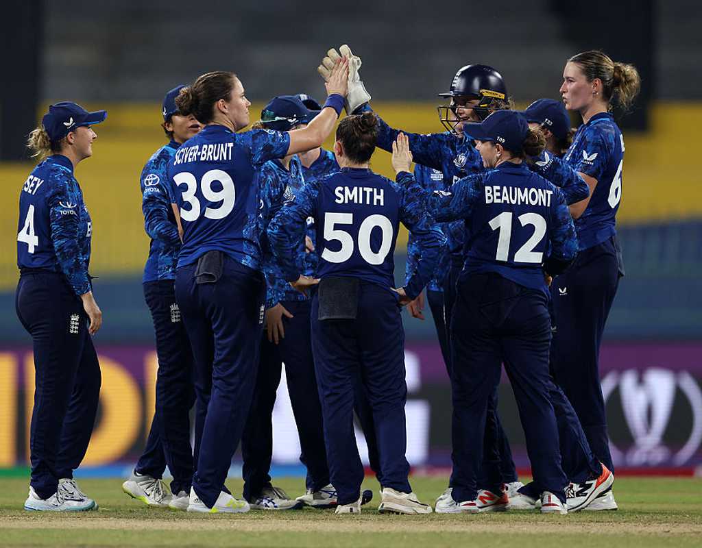 England look to consolidate semis bid against win-less Pakistan  
