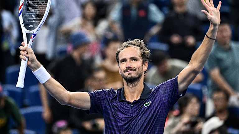 Iga Swiatek wins just three games against Jasmine Paolini in Wuhan quarterfinals  