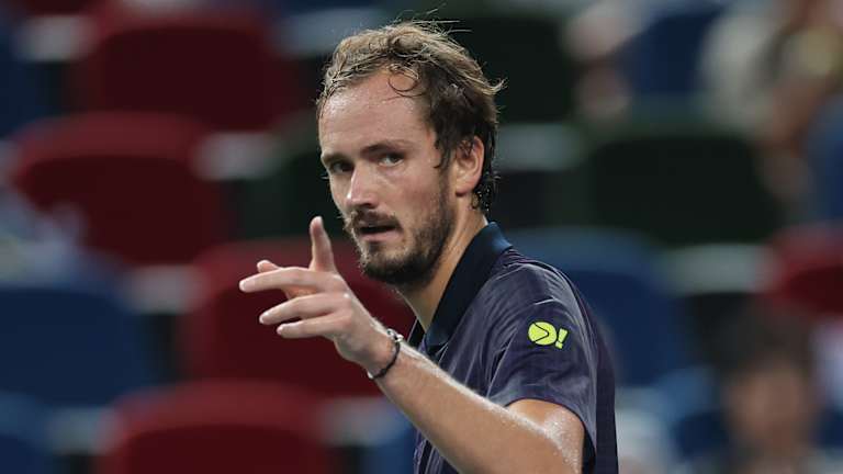 Carlos Alcaraz’s 2023 Wimbledon winning racquet poised to break auction record  