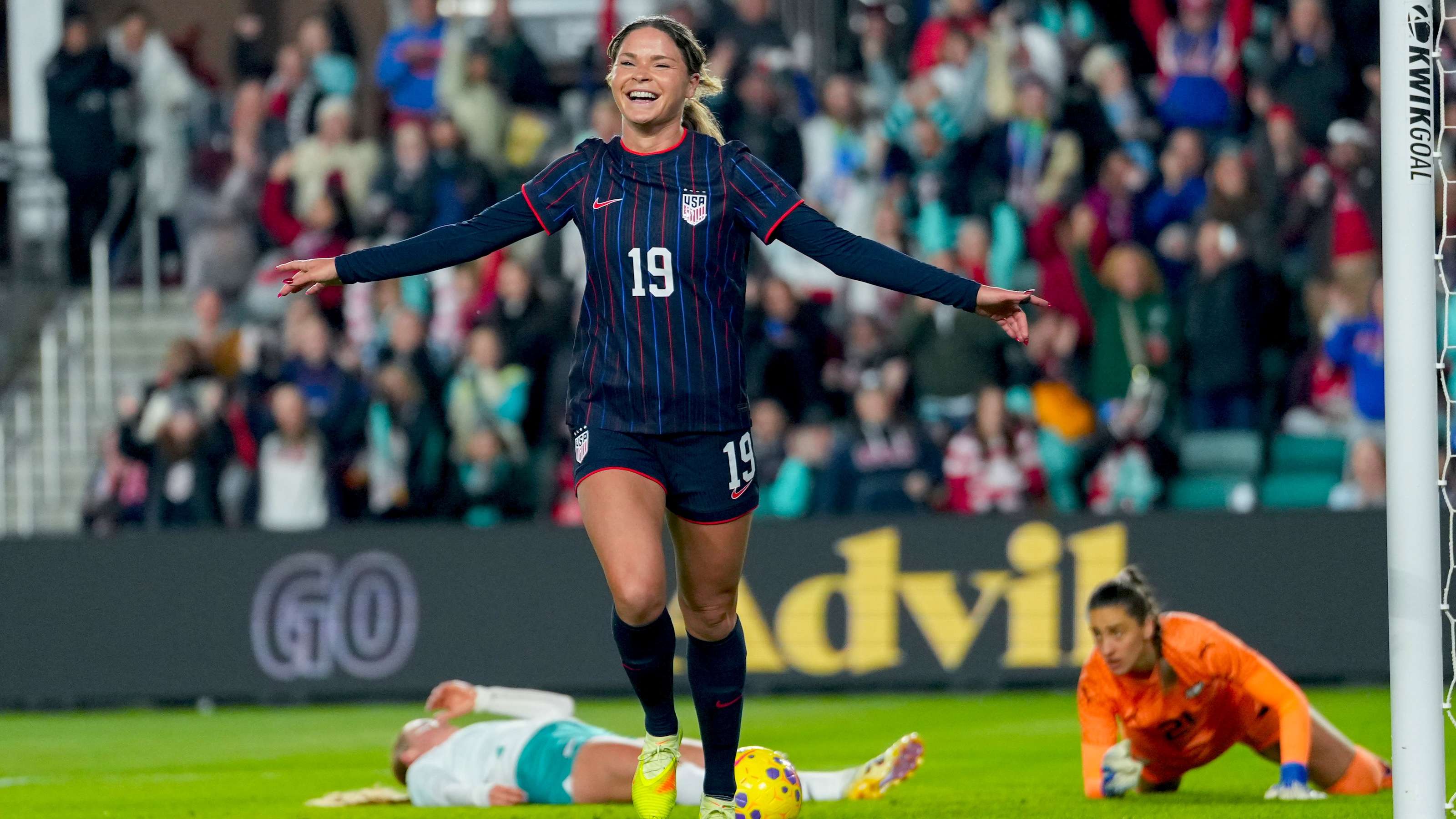 Six degrees of domination: Sears, Macario punctuate USWNT win  