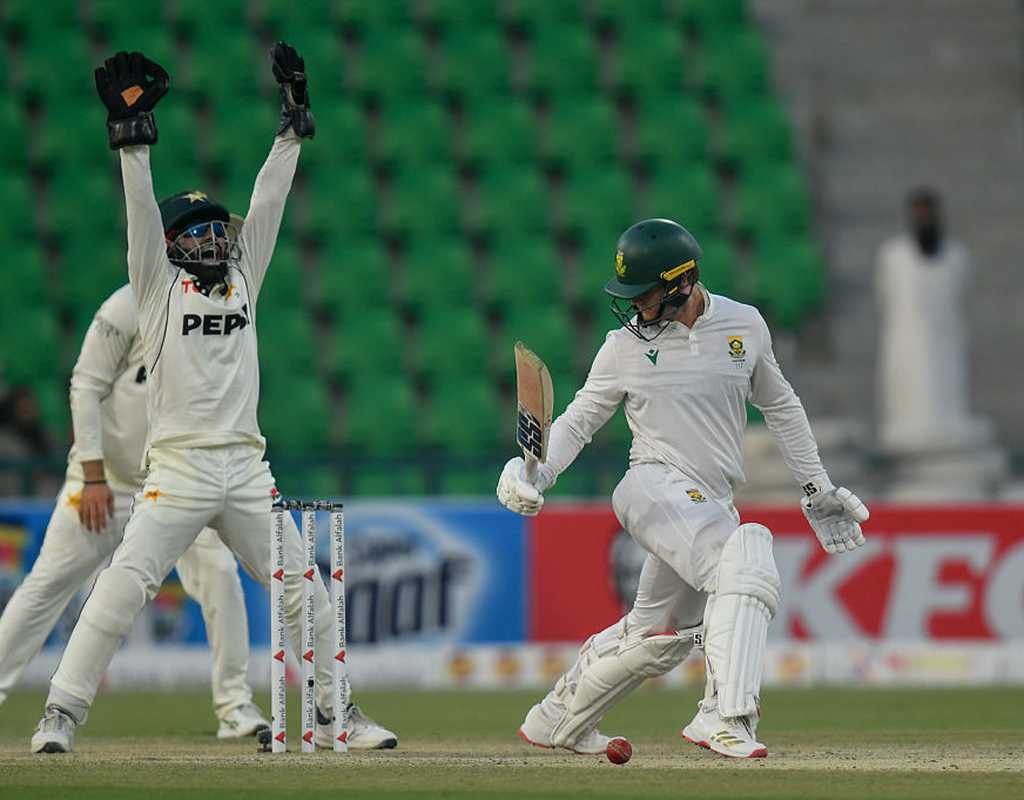 Pakistan set South Africa 277 to win after 16-wicket day  