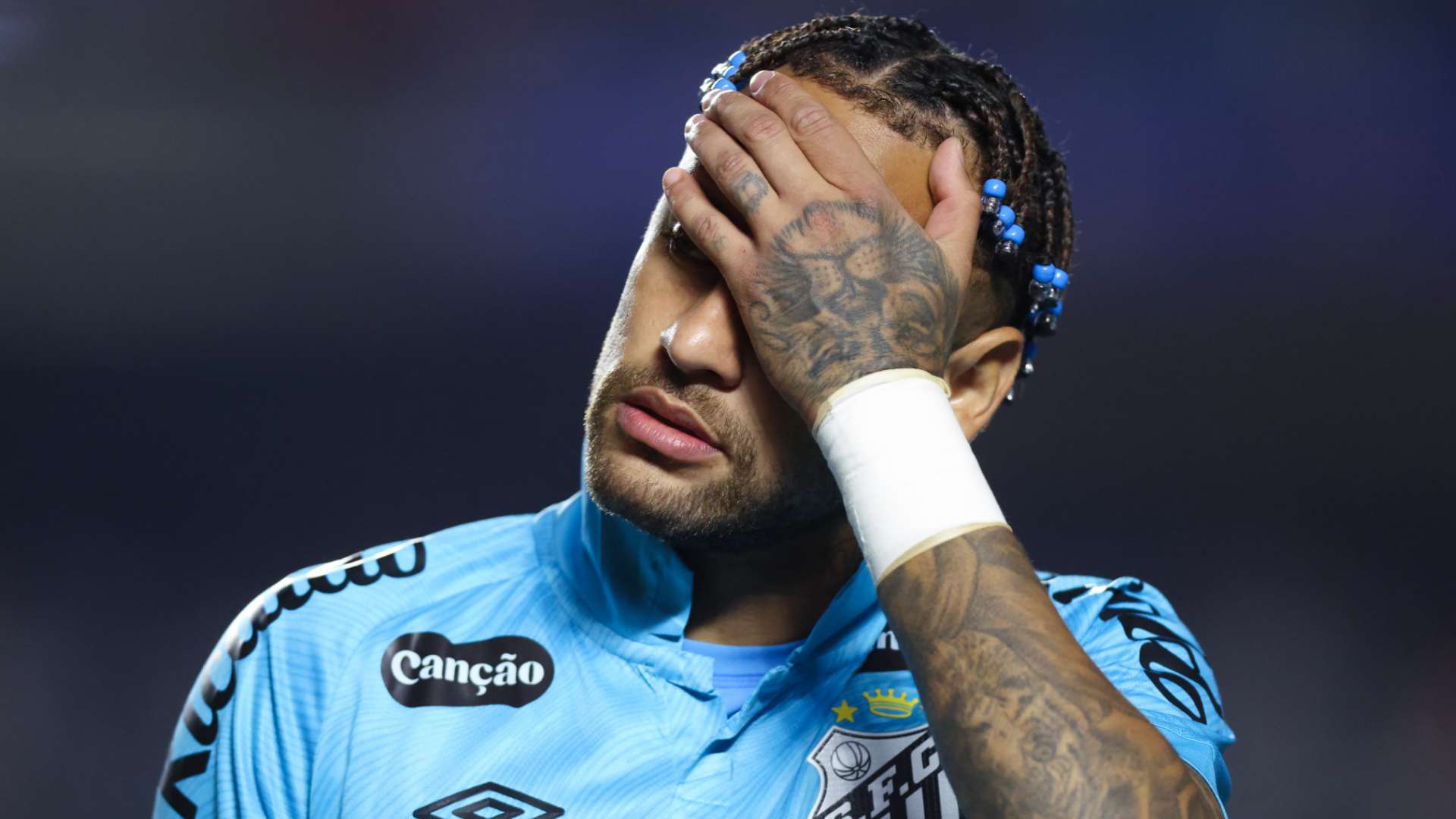 📽️ | Neymar stunned by substitution & refuses to watch game  