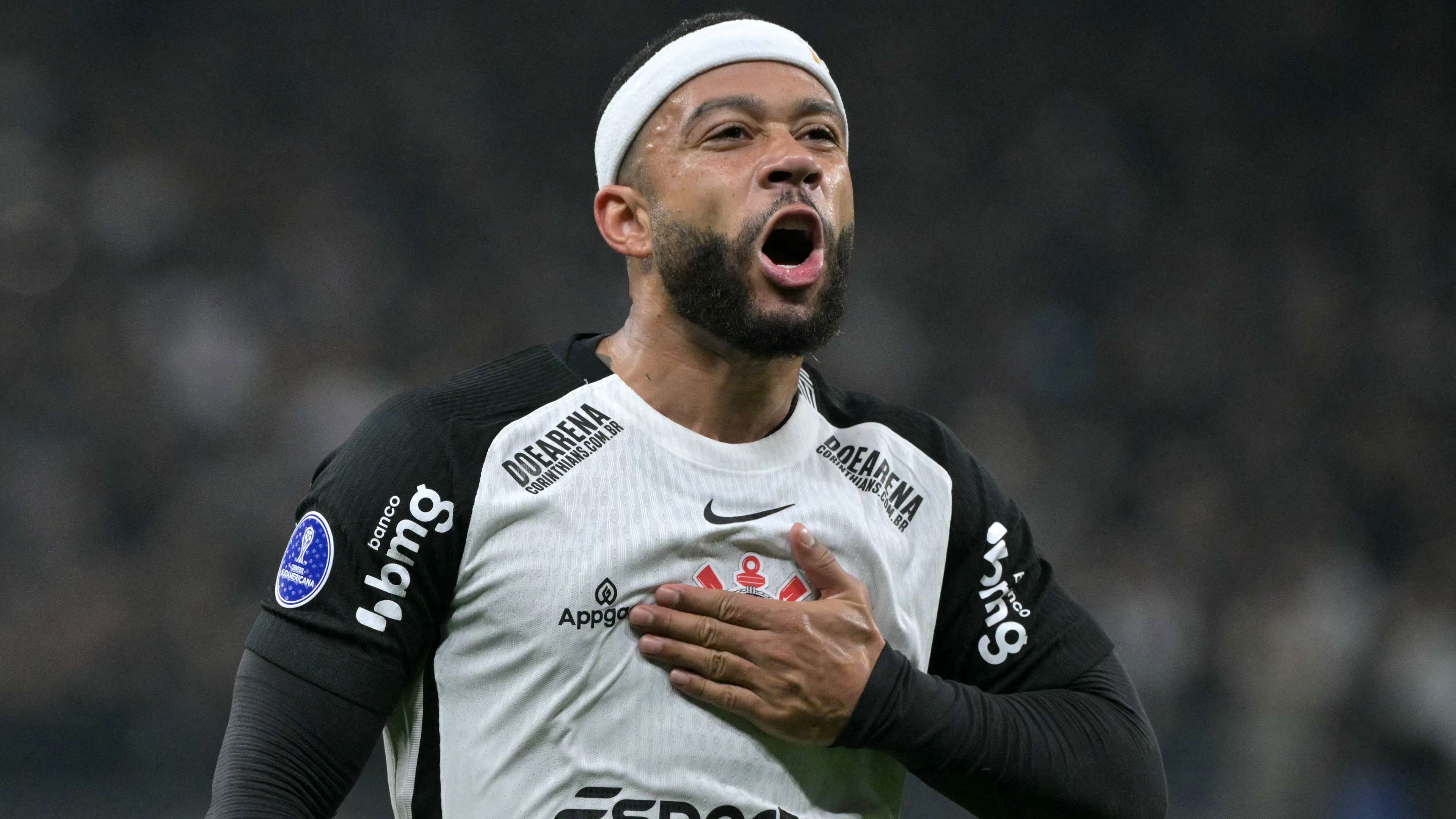 Depay helps Corinthians crisis by giving up €2.5m hotel suite  