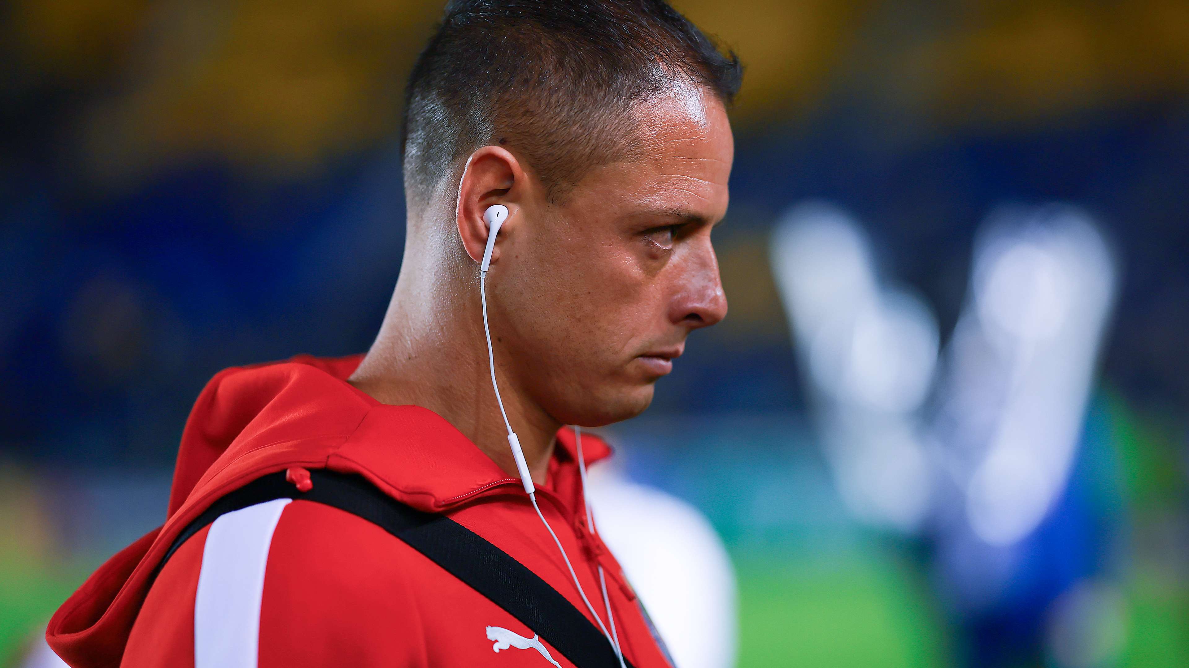 Milito defends Chicharito despite limited minutes with Chivas  