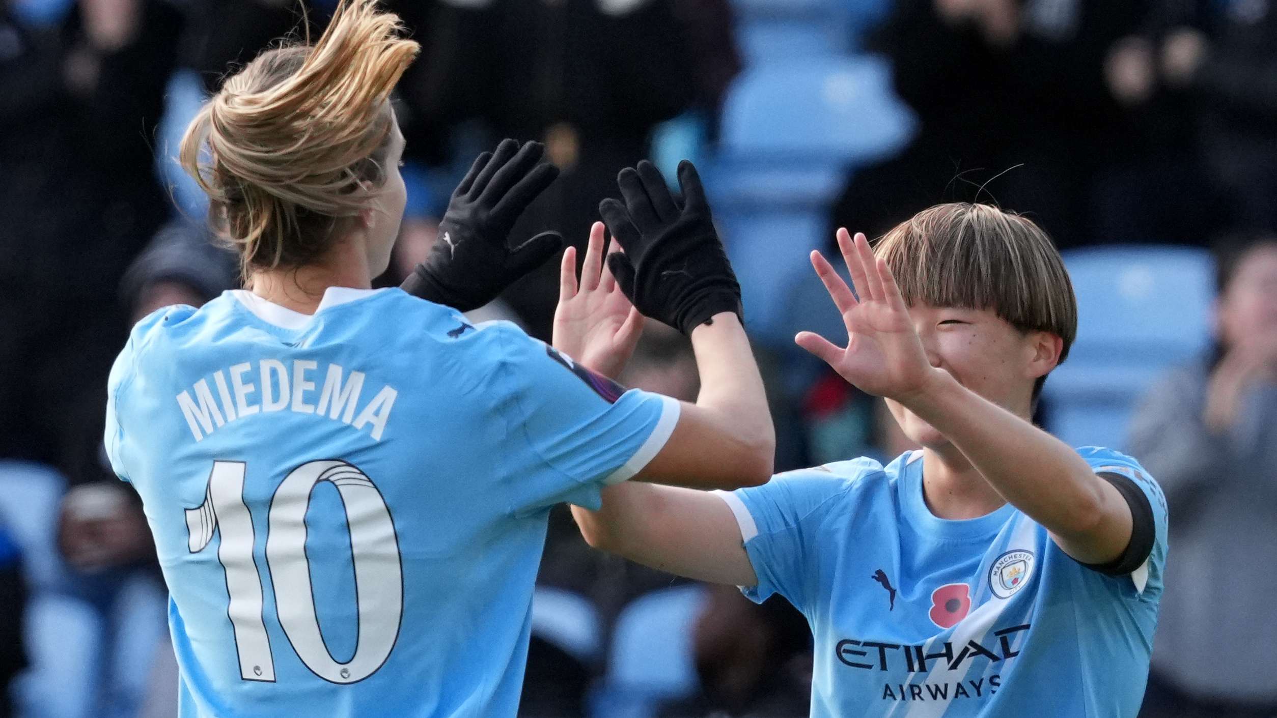 Miedema provides as Man City keep pressure on Chelsea  