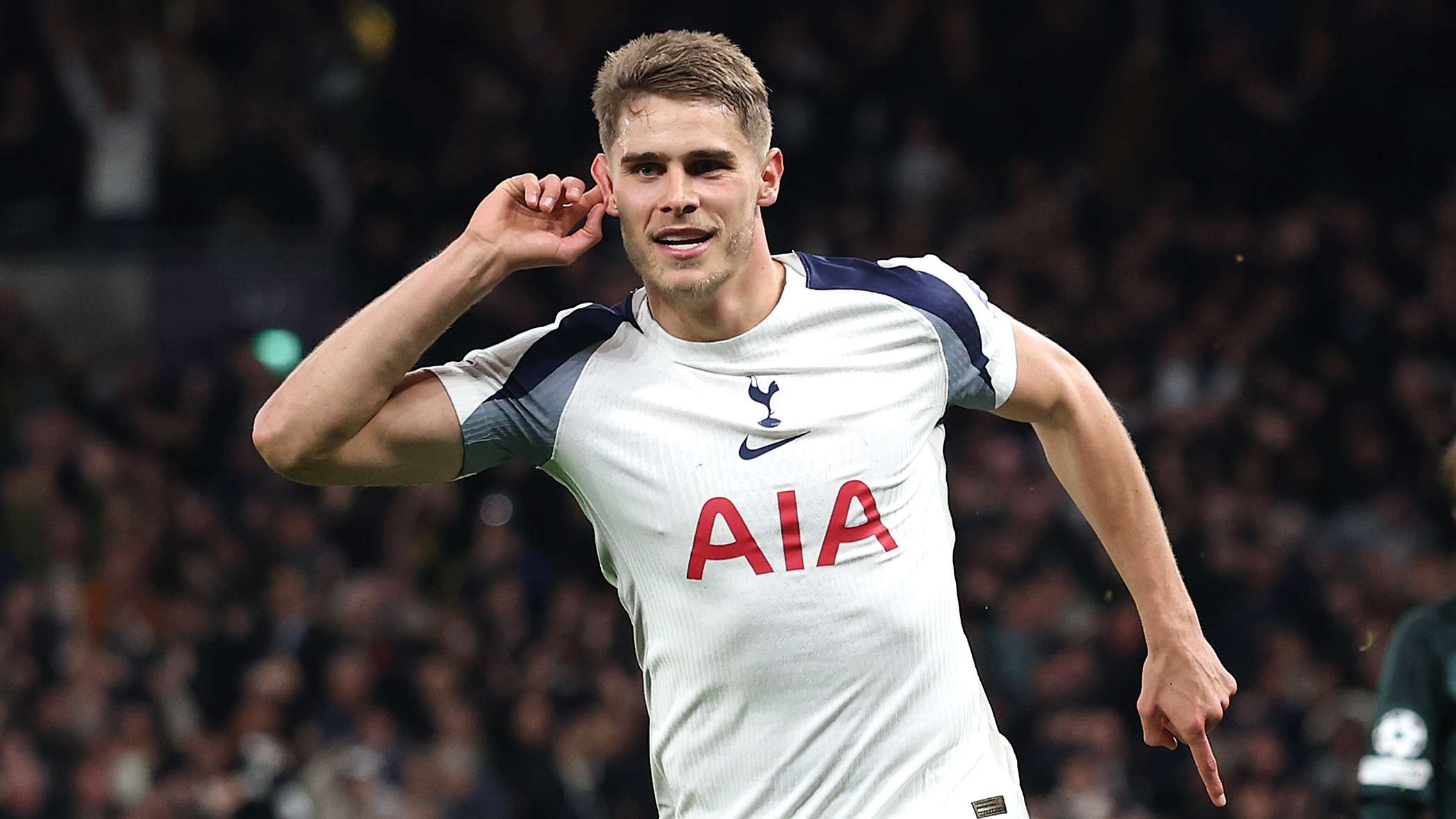 Tottenham aiming to 'reward' Van de Ven with new contract  