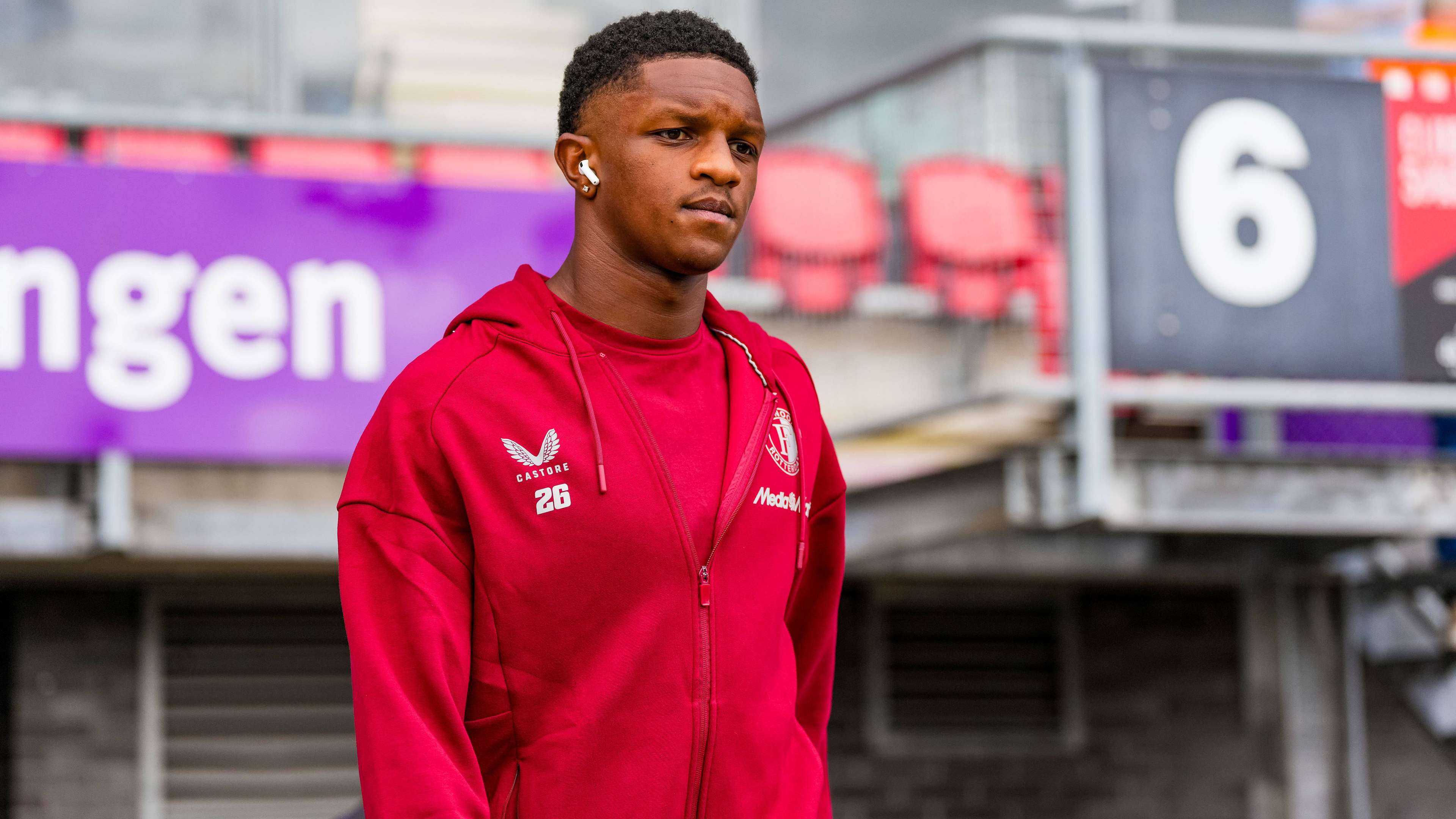 Feyenoord starlet laughs off dressing-room jokes amid Bayern transfer buzz  