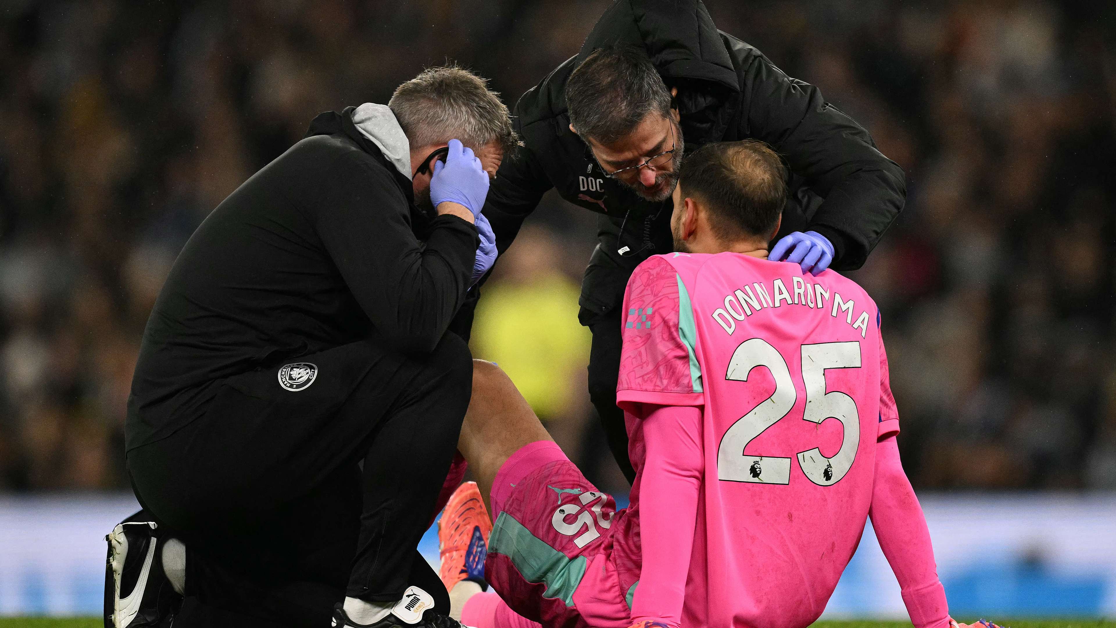 Premier League consider law change to stop goalkeeper 'timeouts'  