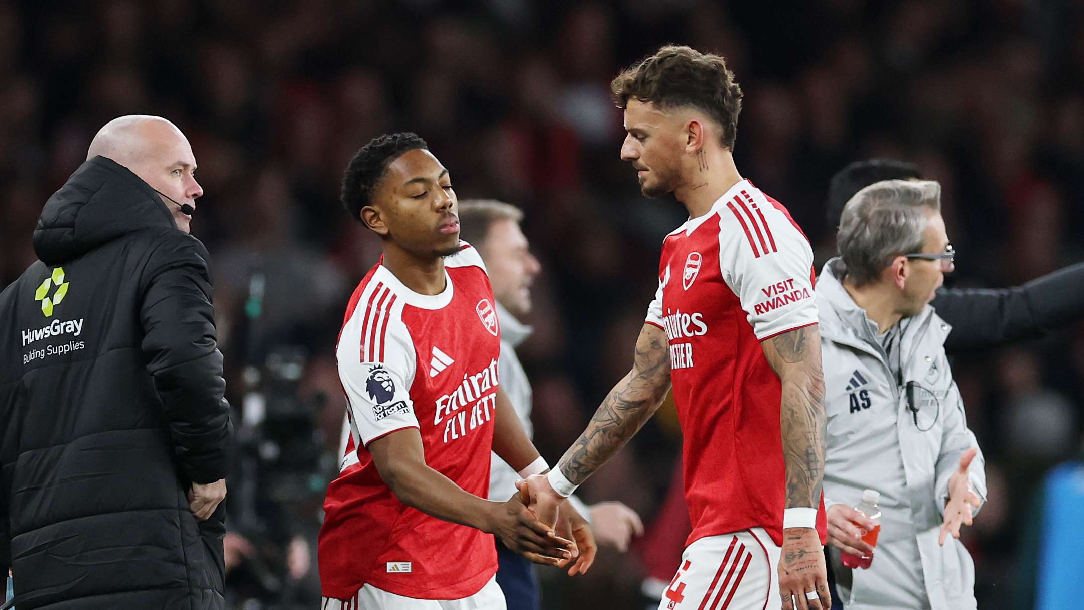 Arteta issues worrying injury update on White after limping off  