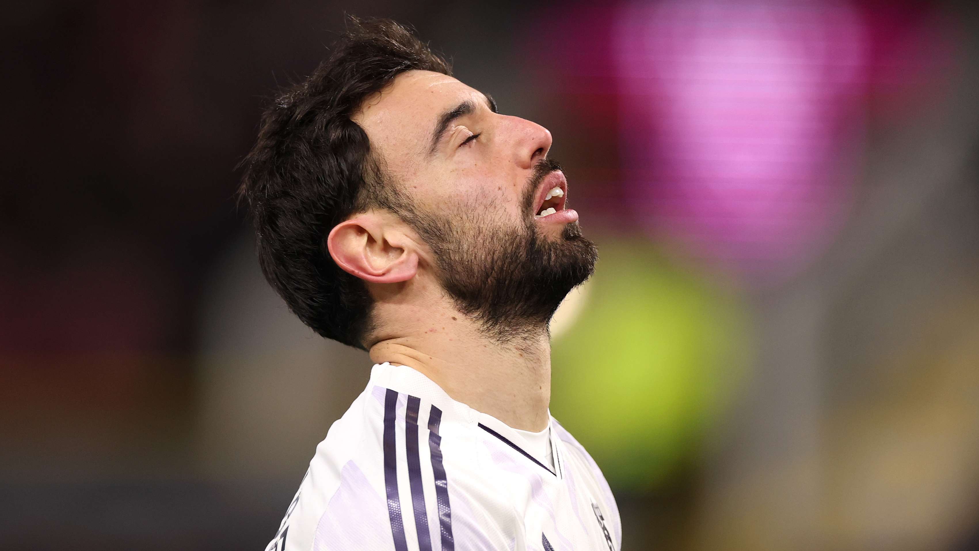 Fernandes to QUIT Man Utd?! Squad convinced captain will leave  