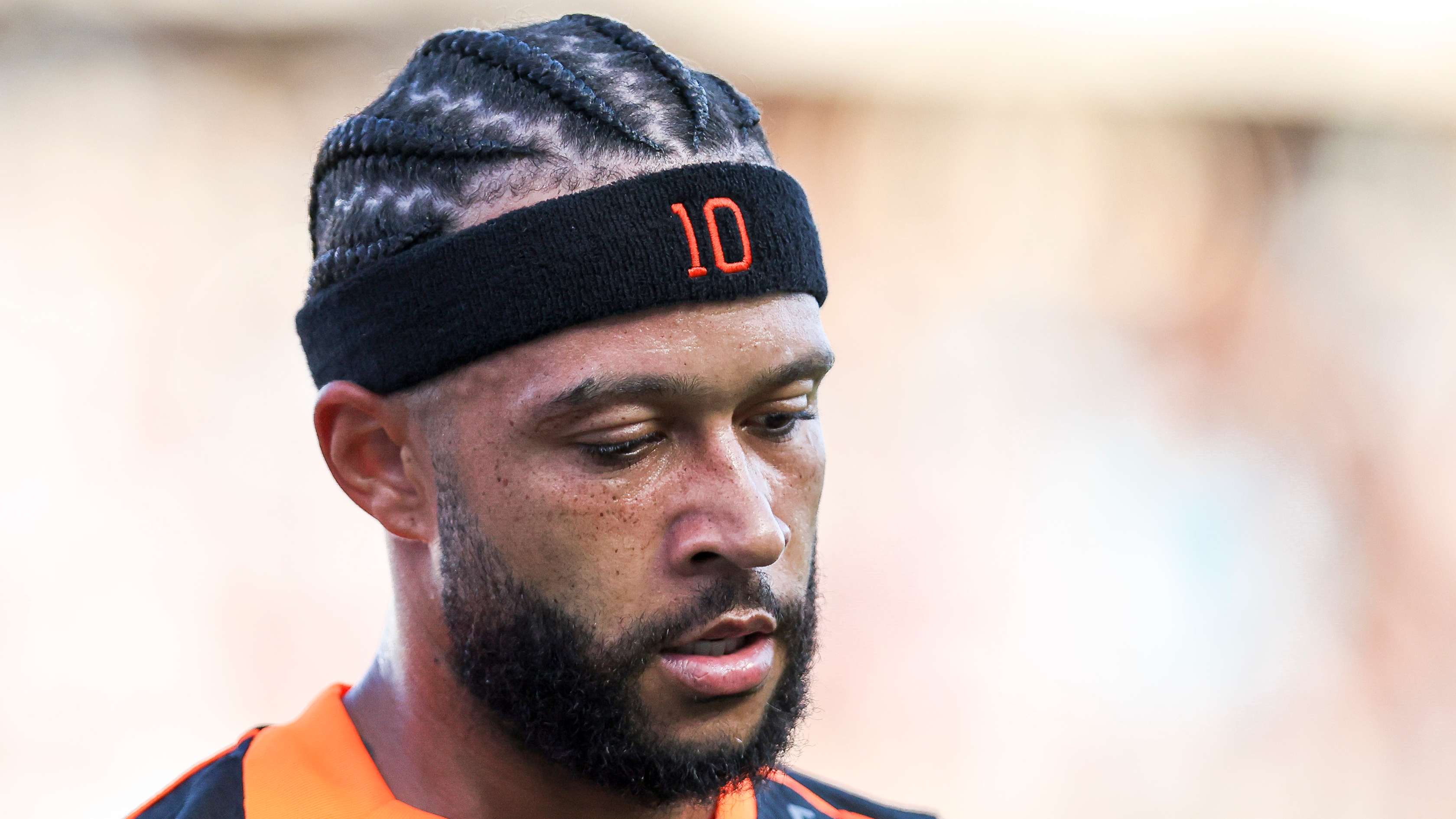 Depay faces potential suspension over mobile phone use  