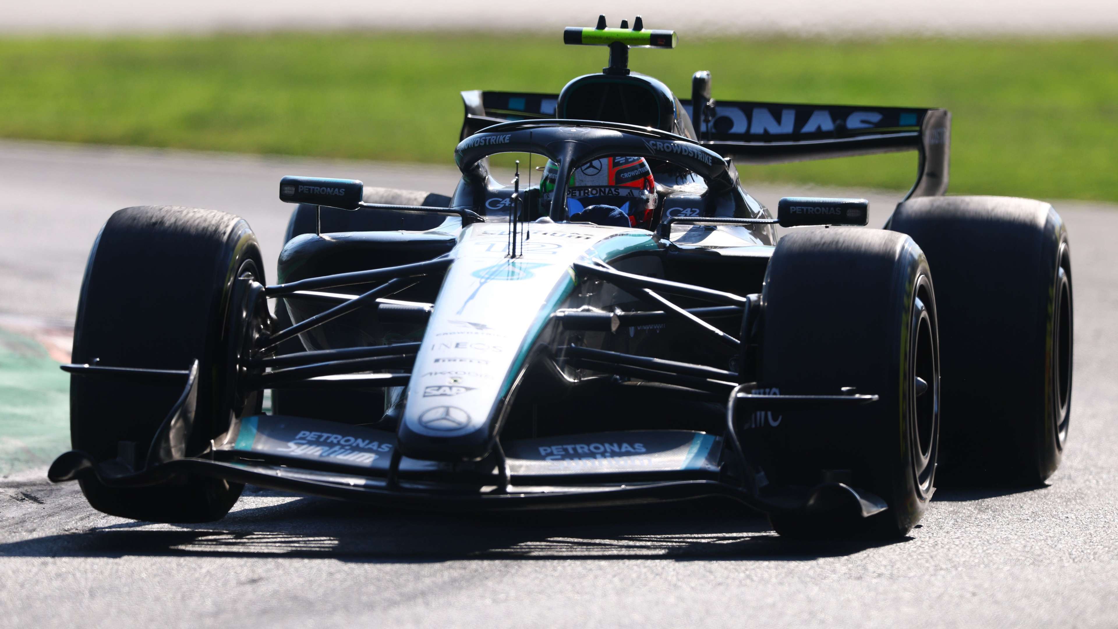 F1, Antonelli produces a legendary drive at Monza: wins from 19th on the grid  