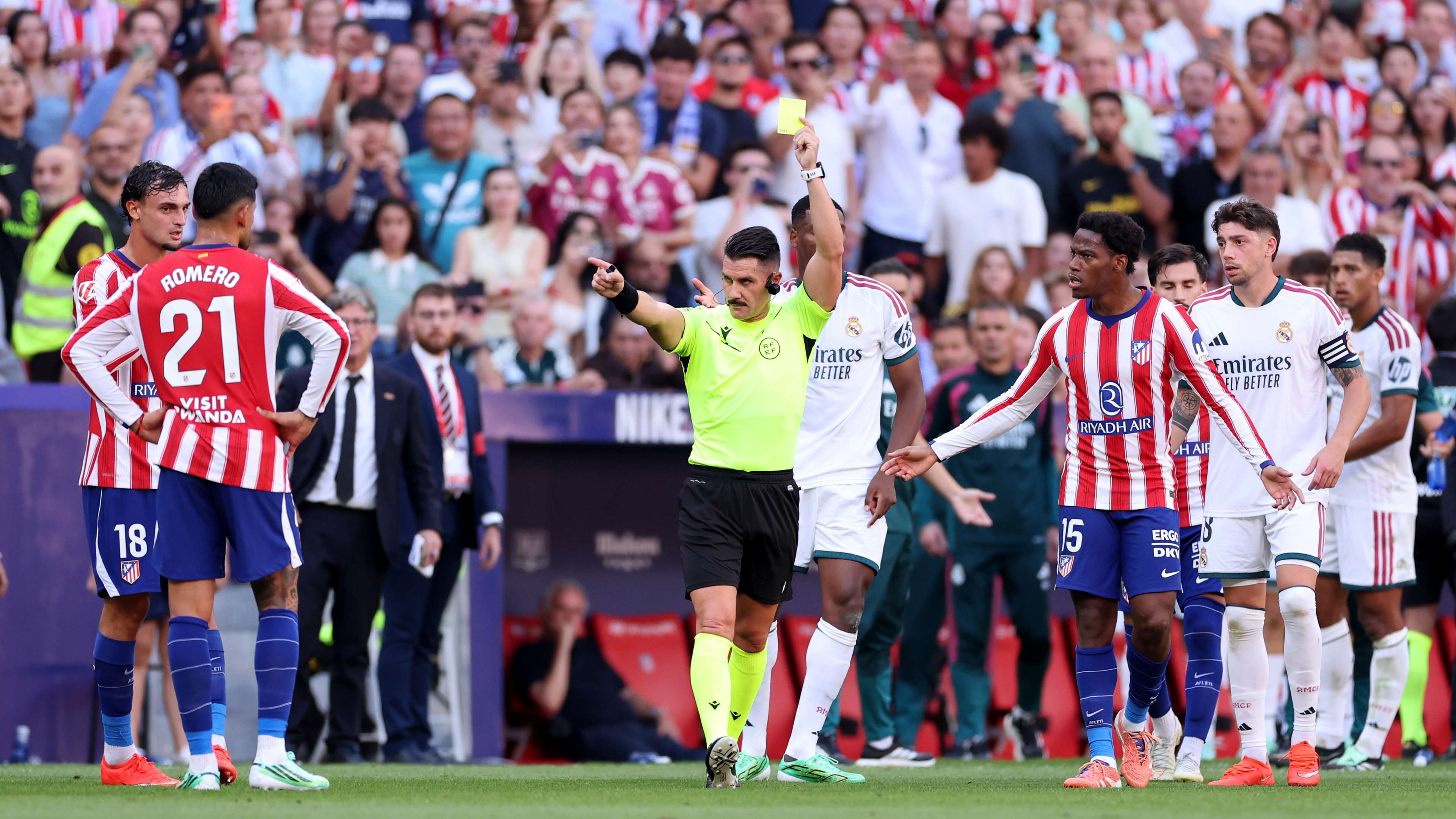 A stunning surprise: why was Romero not sent off in the derby? The referees' technical committee reveals the reason  