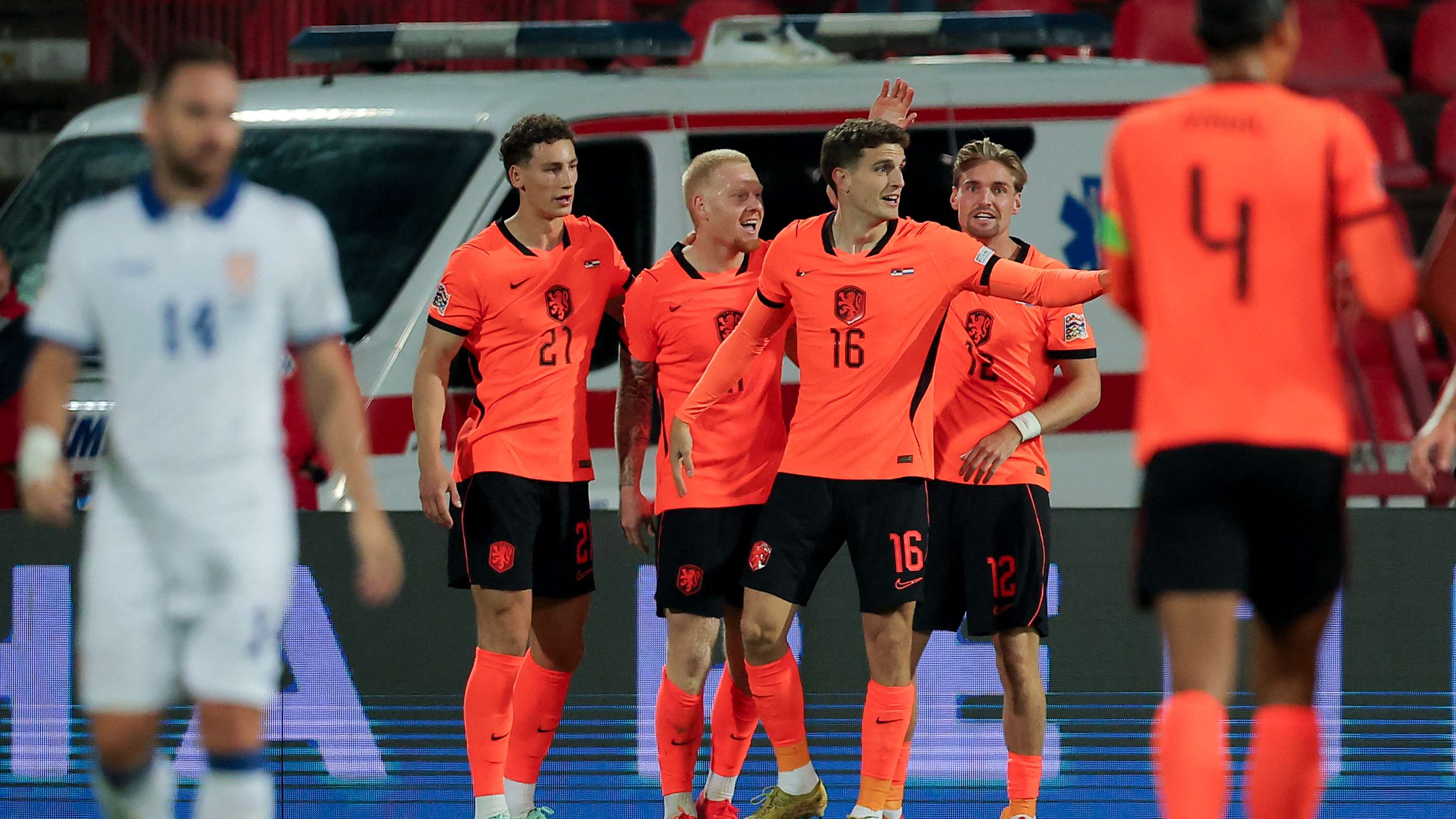 Meerdink brace gives Xavi first Dutch win  