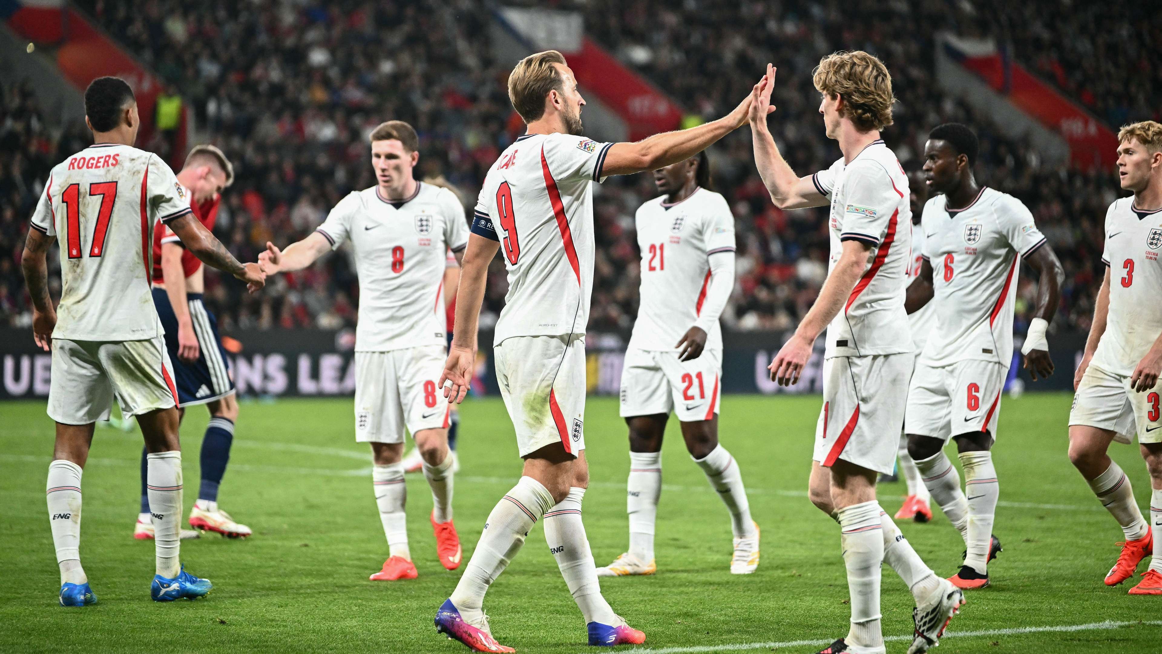 Video: after an early sending-off, England get back on track from Czech soil  