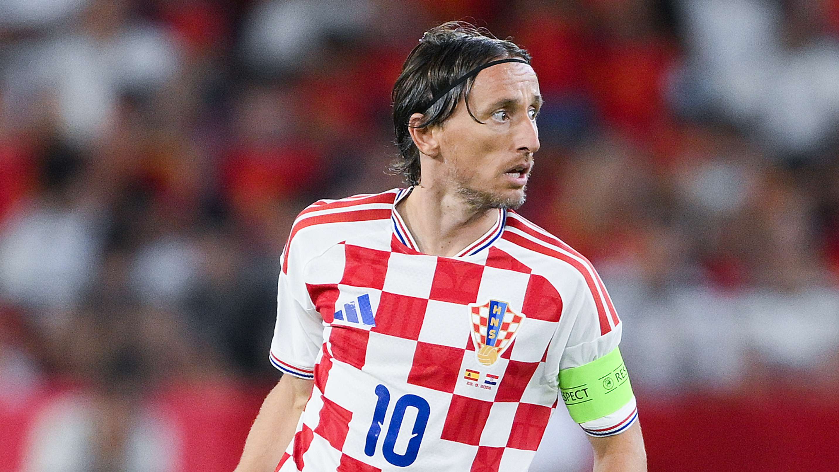 📽️ | Modric receives stunning standing ovation from Spanish fans  