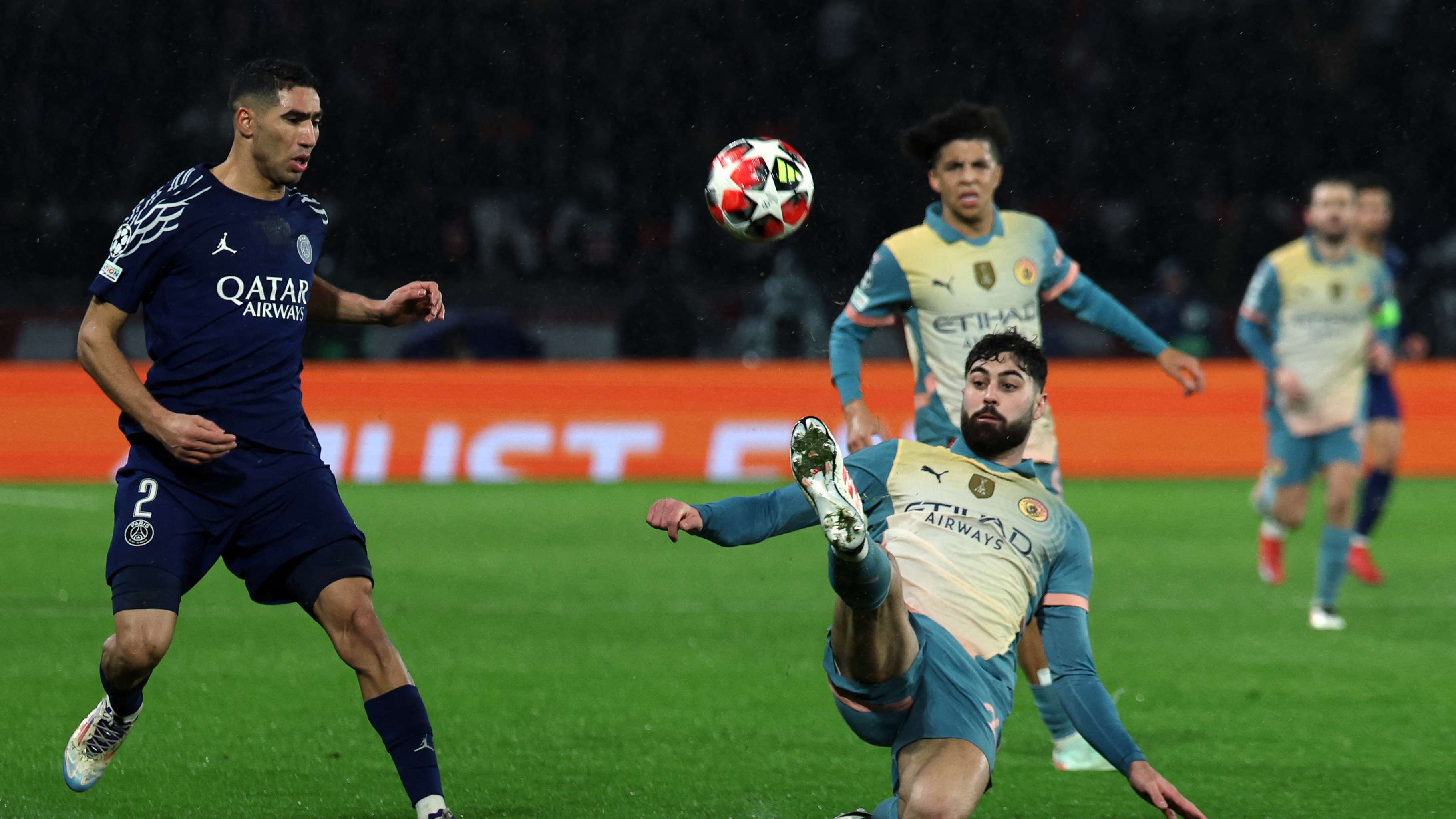 A clash of exceptional records between Manchester City and Paris Saint-Germain: who will end the other's run?  
