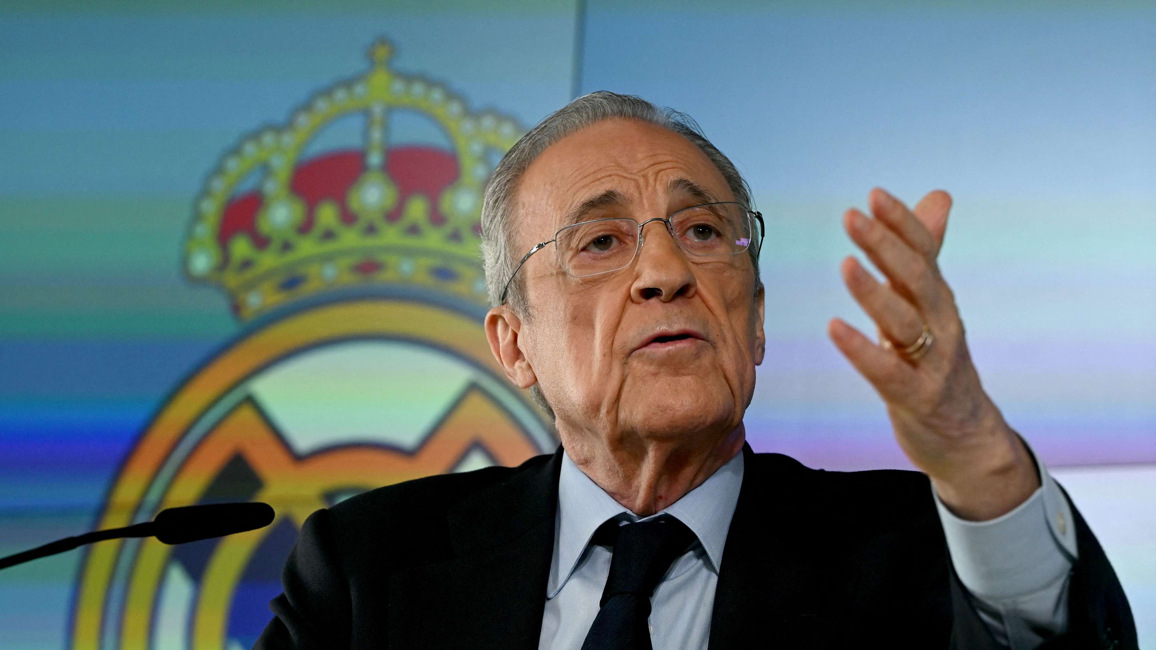A presence that unsettles Pérez: the old president's enemy watches the Clásico from the stands of the Camp Nou  
