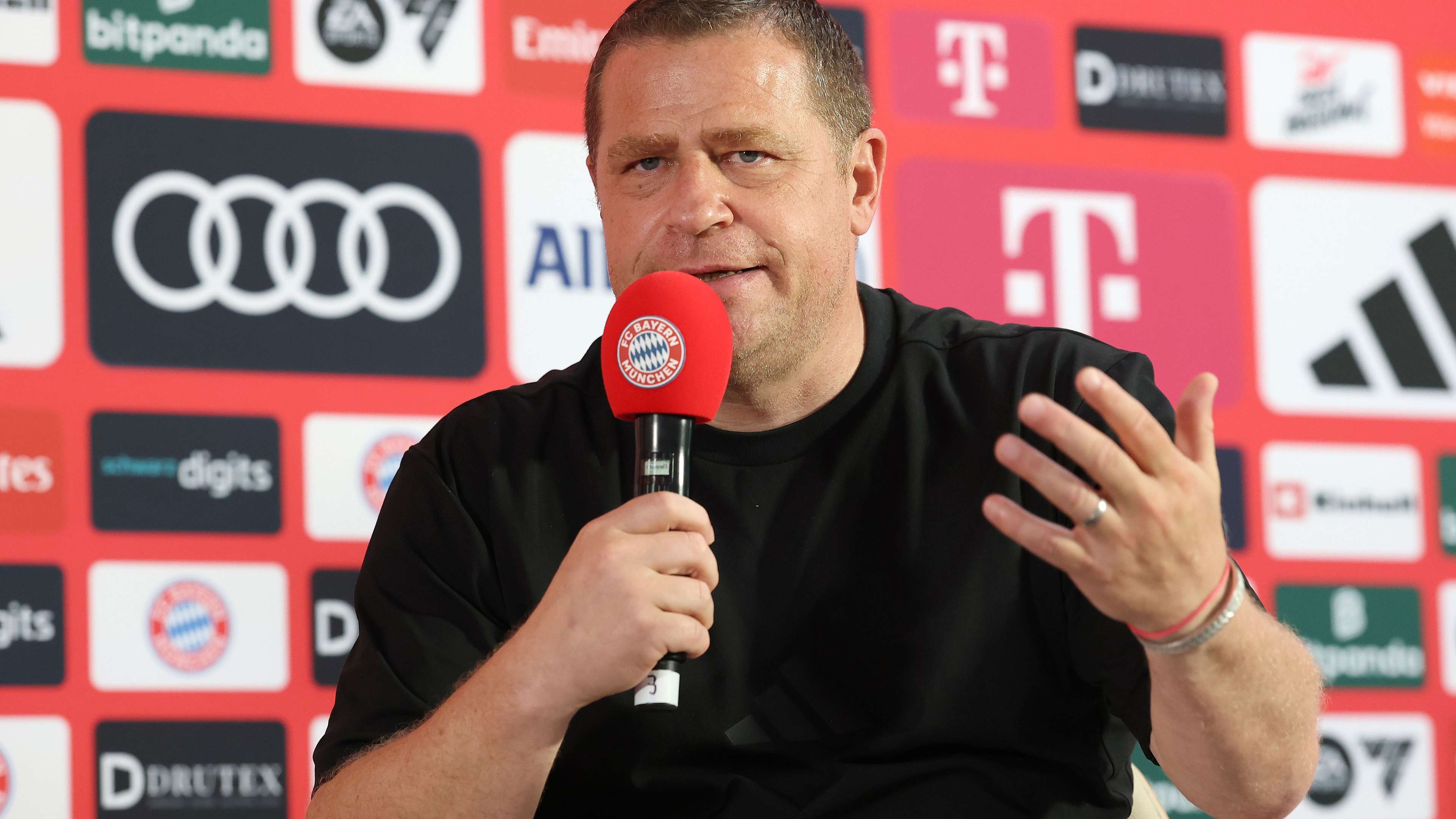 Eberl suddenly speaks plainly about Olise - and denies rumours  