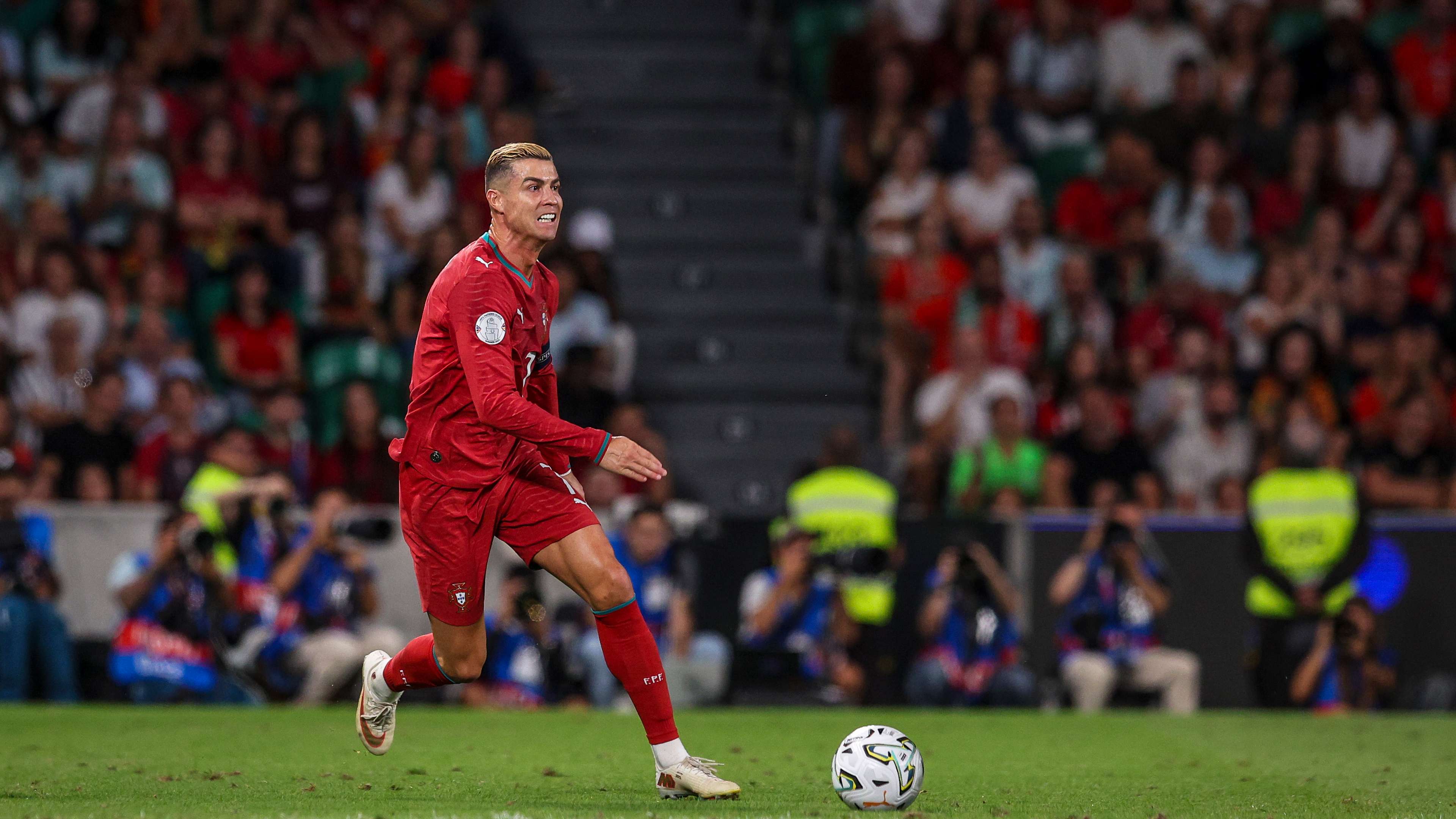 Photo: Ronaldo ignores Jesus crisis with a broad smile  