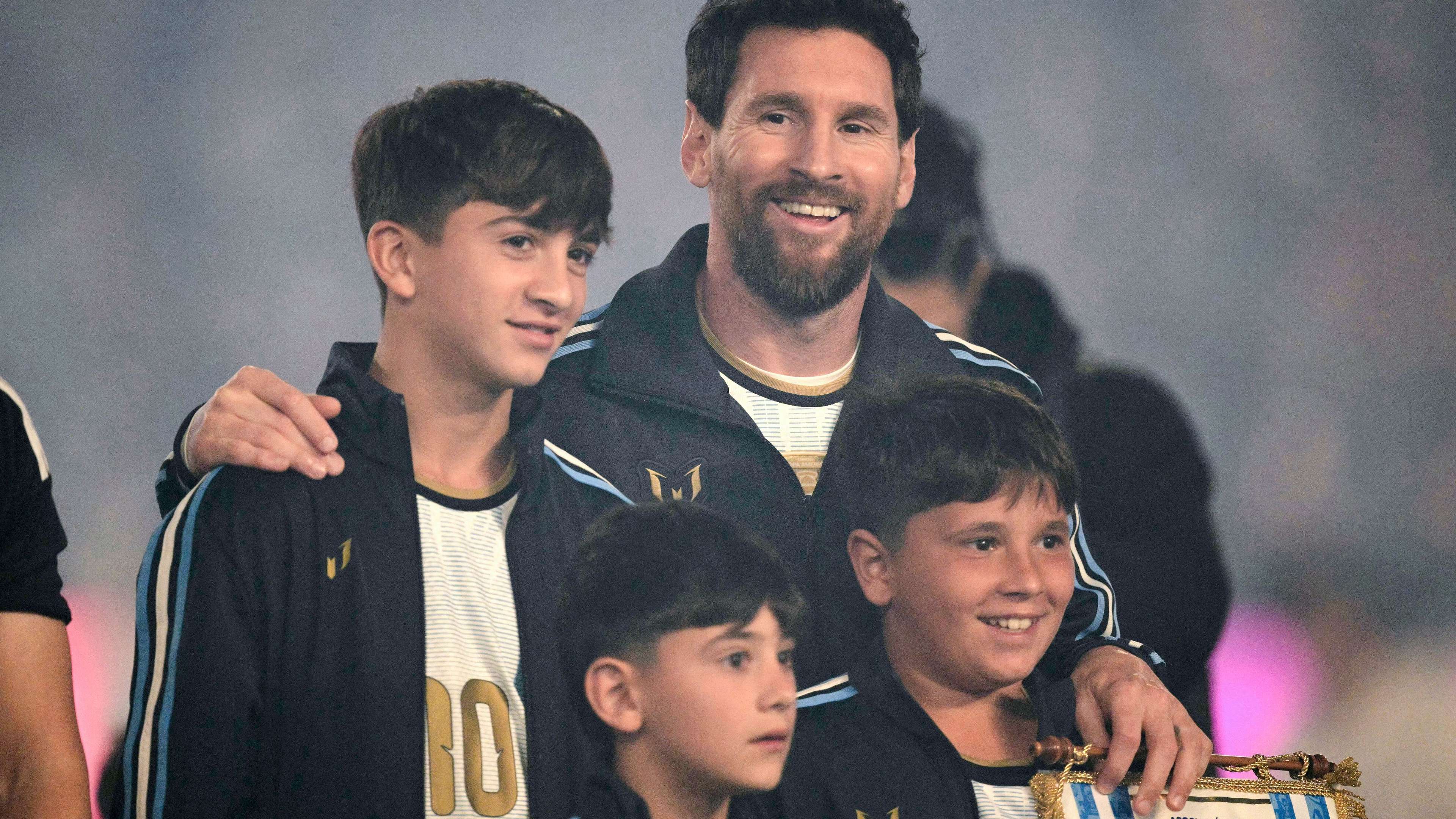 Video: a family embrace that stopped time: tears of Messi's son steal the spotlight  