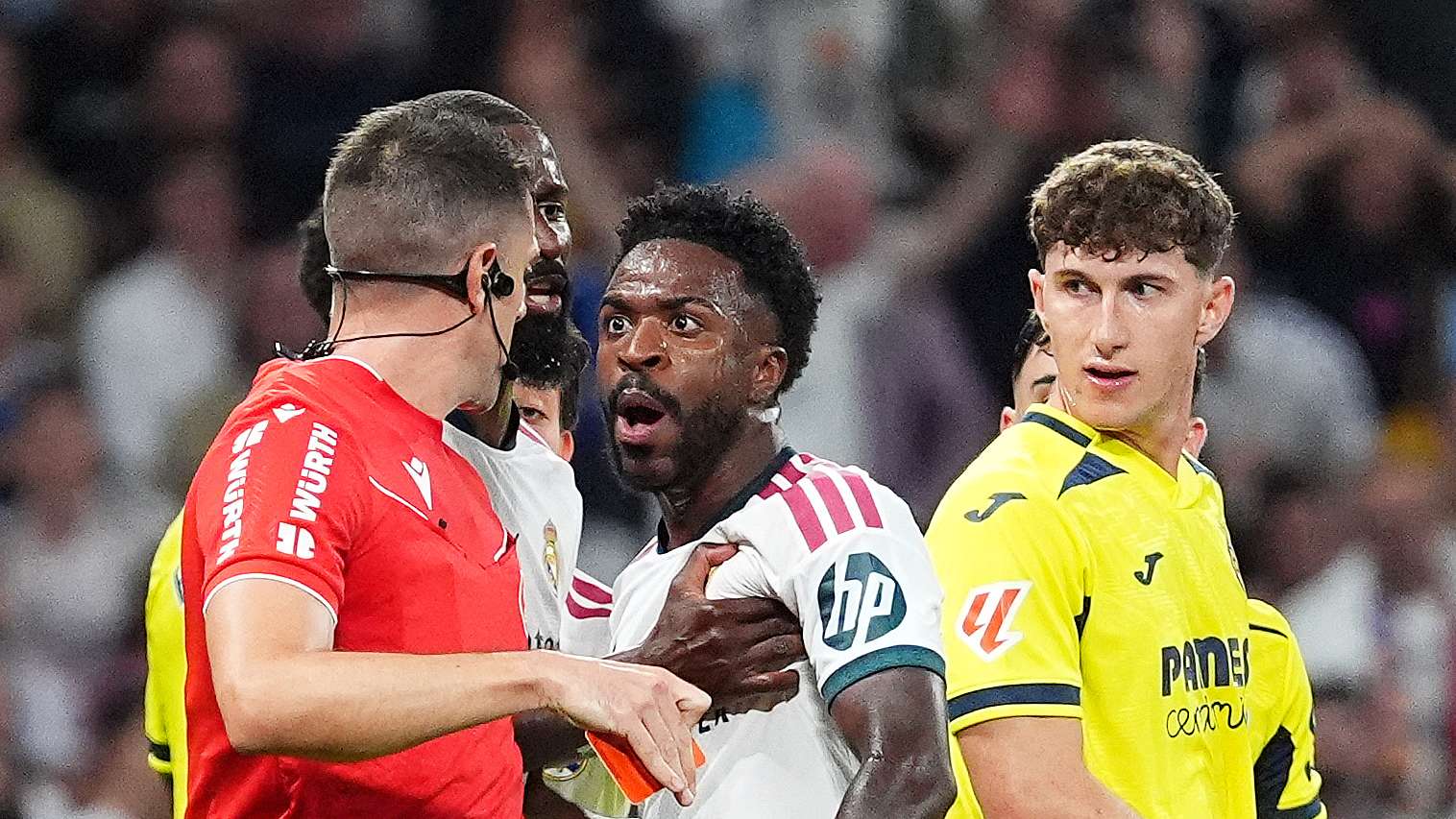 "What a gang": Vinicius sparks controversy after his sending-off against Villarreal  