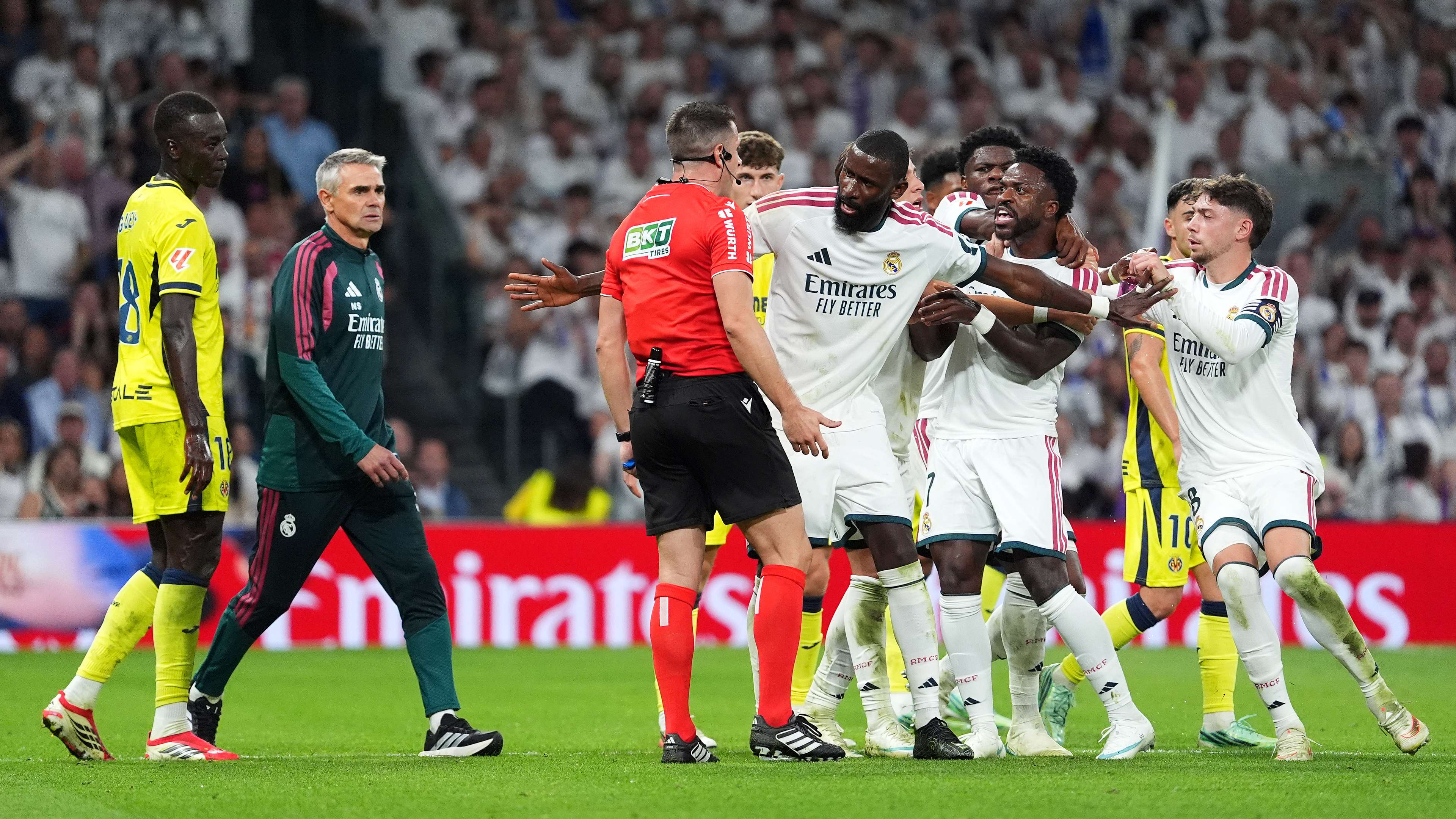 Vinícius pulls opponent’s hair, is shown a straight red and wants to go for the referee  