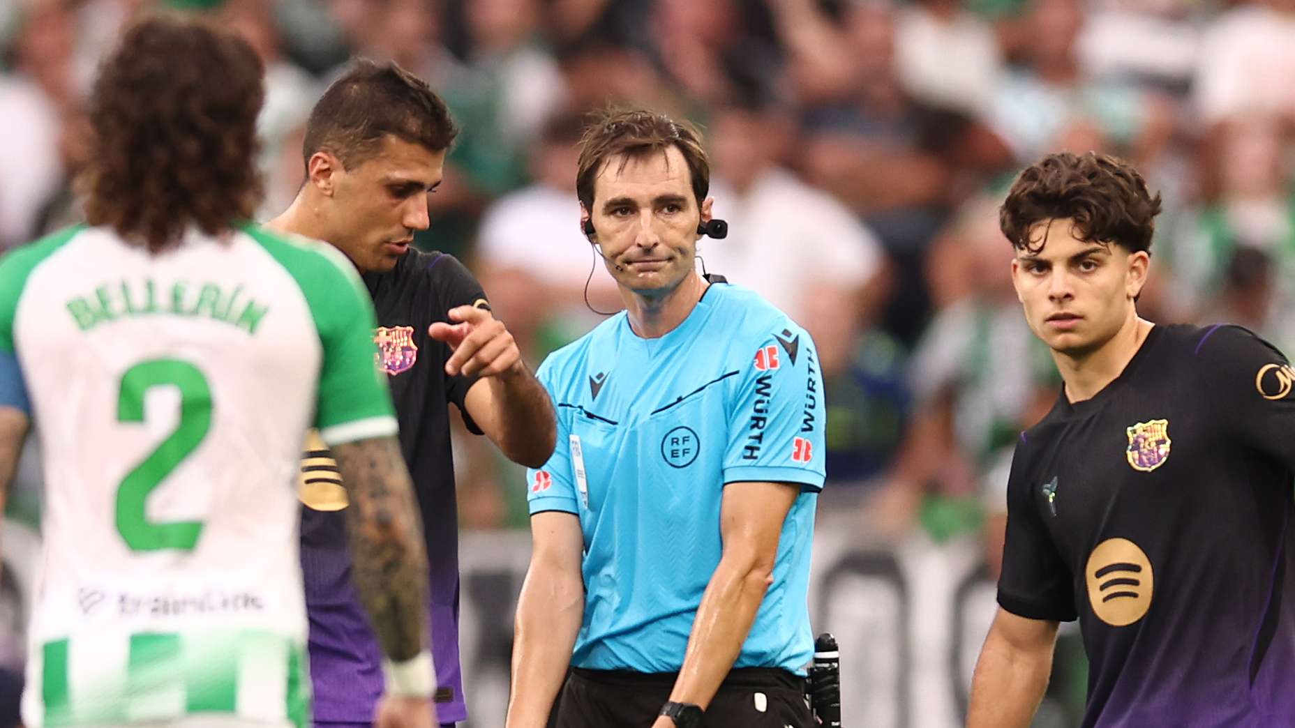 After a catalogue of errors: failing marks for the referee of the Barcelona-Real Betis clash  