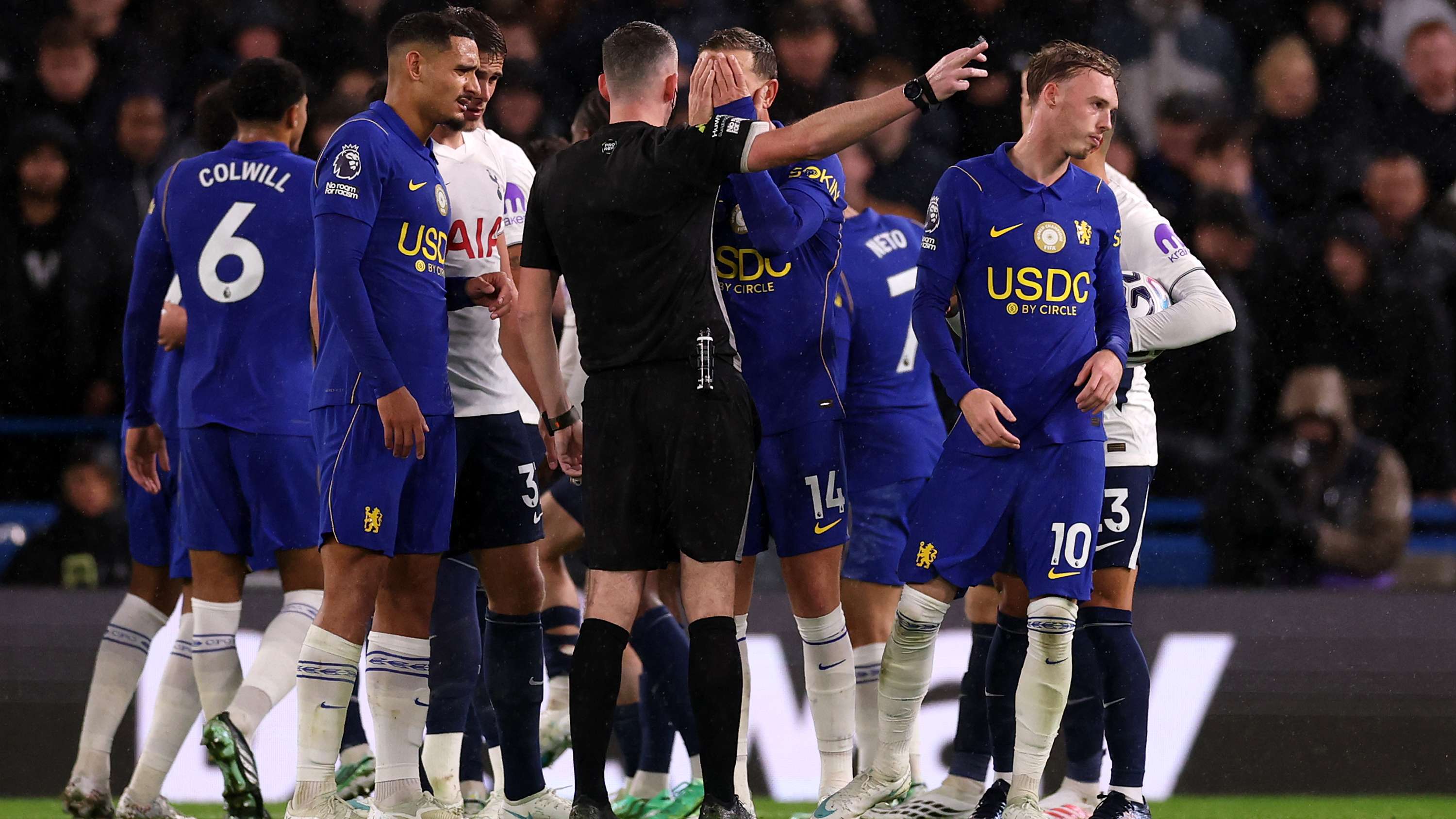 Chelsea lose derby: bitter own goal, superstar sent off  