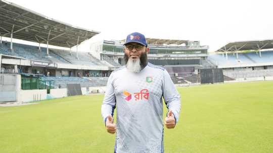Mushtaq expects spinners to come into play as Abu Dhabi Test progresses  